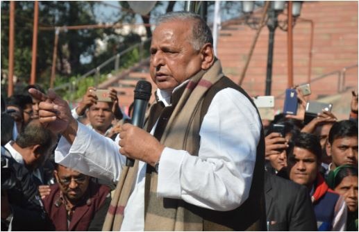 जनता को संबोधित करते मुलायम सिंह यादव (फाइल फोटो)