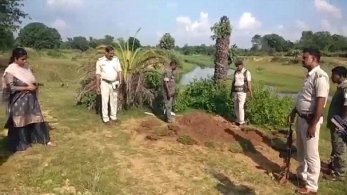 शव को खोदकर निकालती पुलिस