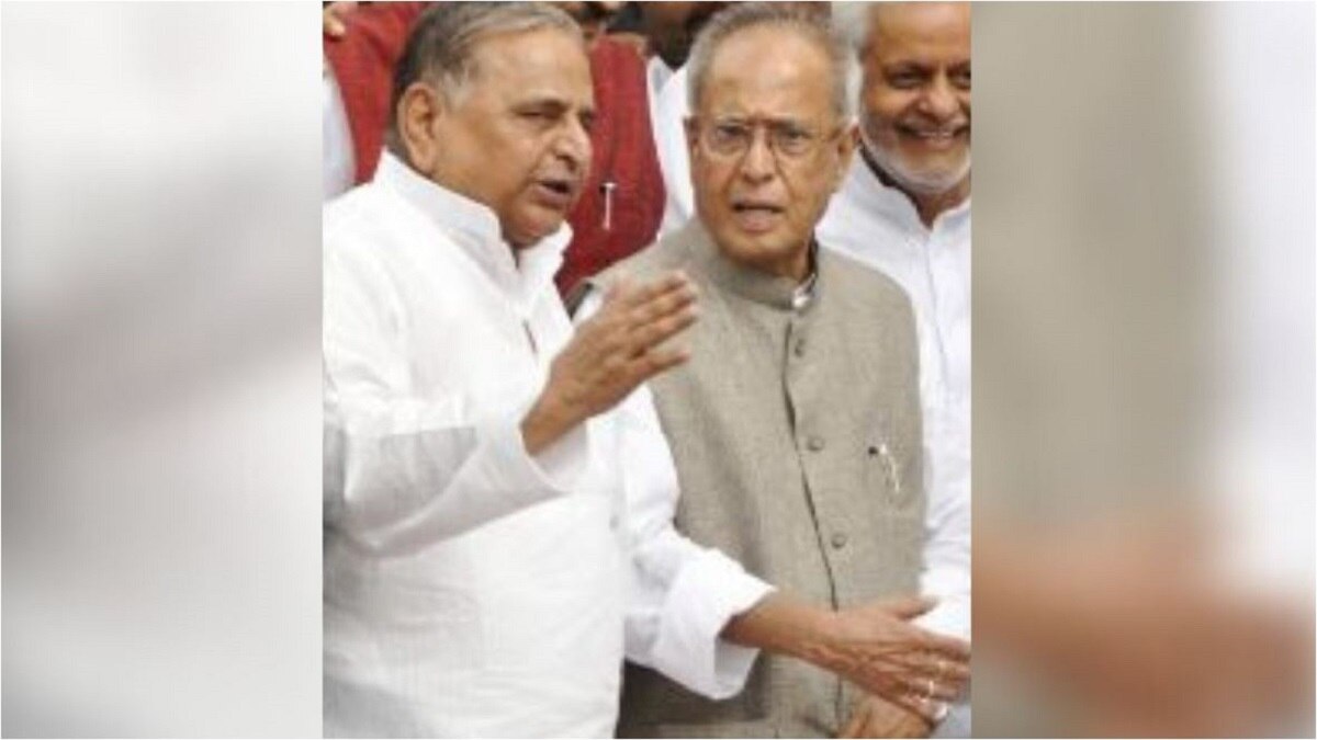 पूर्व राष्ट्रपति दिवंगत प्रणब मुखर्जी के साथ मुलायम (फाइल फोटो)