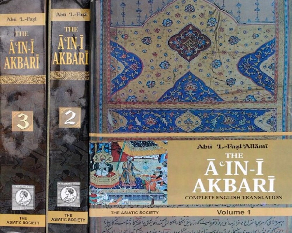 'आईन-ए-अकबरी' में मुर्ग मुसल्लम का उल्लेख  (Photo-Amazon)