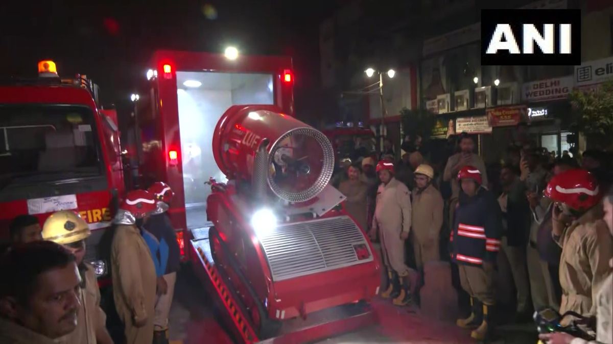 रिमोट कंट्रोल फायर फाइटिंग मशीन की मदद ली