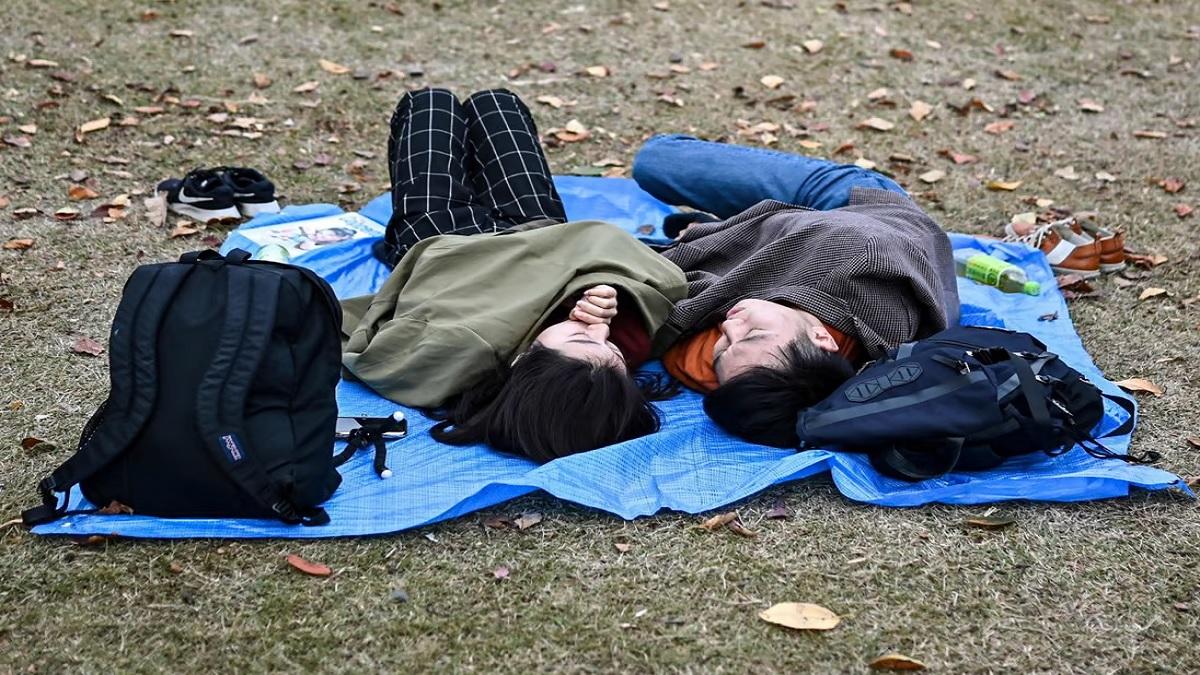 युवा नहीं कर रहे 'रोमांस', ये देश हुआ परेशान!