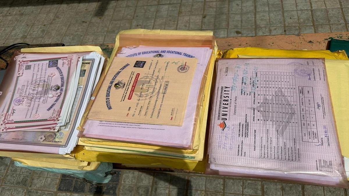 फर्जी मार्कशीट बेचने वाला गैंग गिरफ्तार.