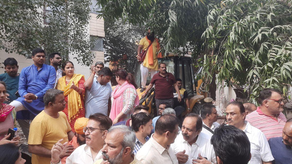 दिल्ली में डीडीए ने ढहाया प्राचीन हनुमान मंदिर, विरोध में बुलडोजर पर चढ़े लोग