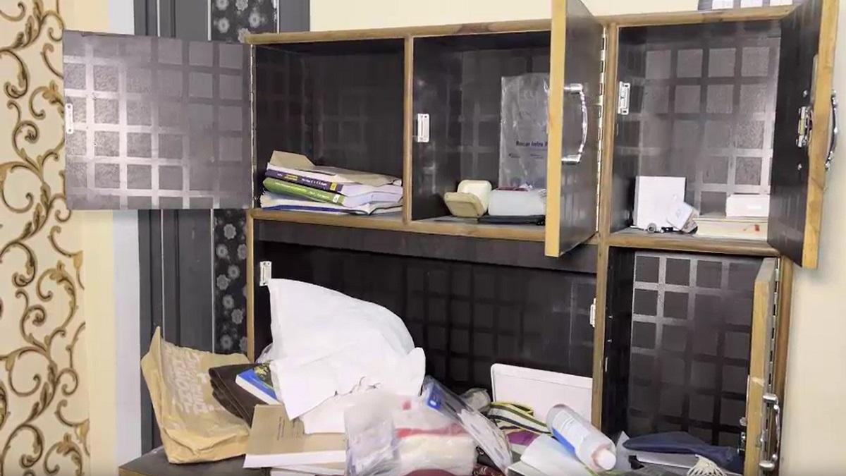 हारून के घर में मौजूद अलमारियां (File Photo).