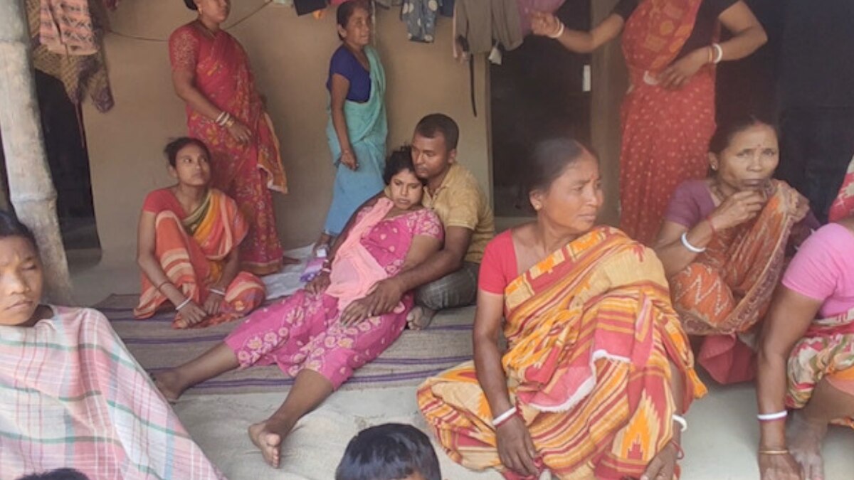 पश्चिम बंगाल के दिनाजपुर में हिंसा में युवक की मौत के बाद मातम मनाता परिवार.