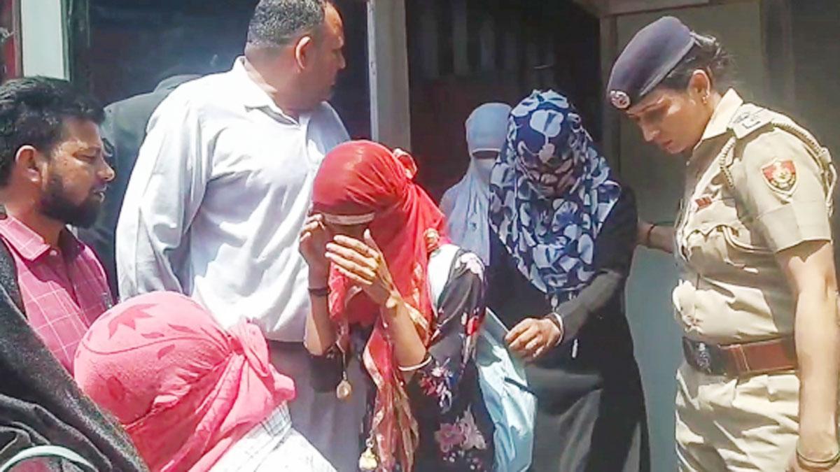 5 युवक व 5 युवतियां आपत्तिजनक हालत में मिले