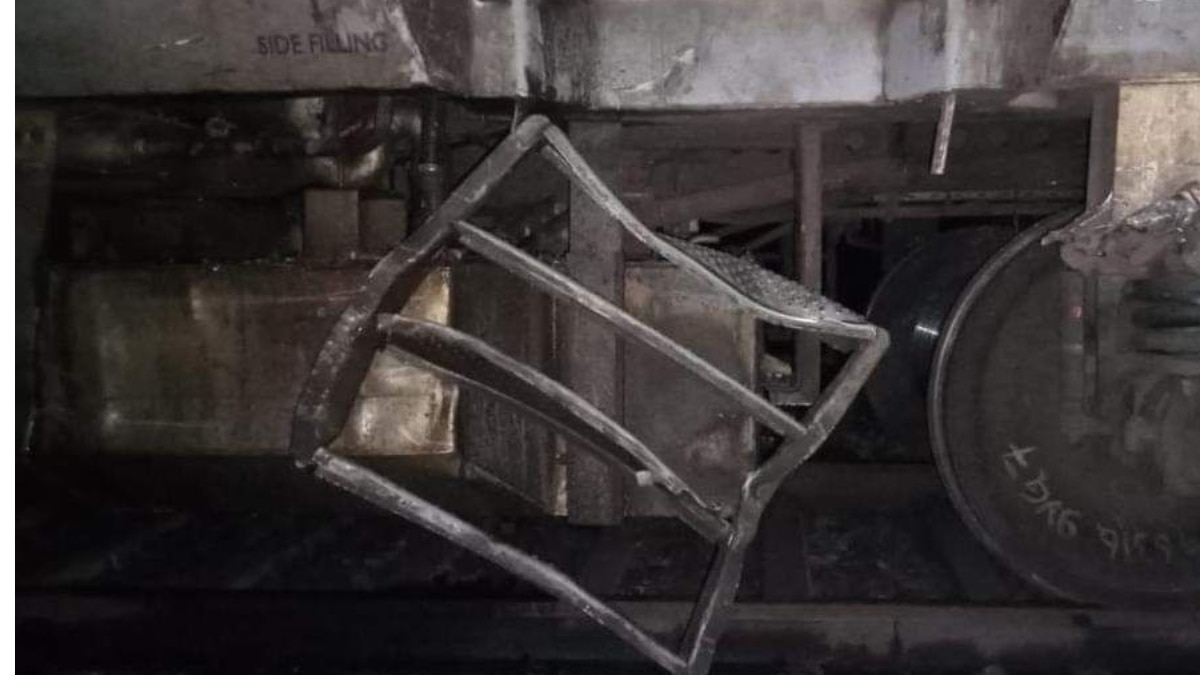 कुल तीन ट्रेनों की टक्कर हुई है