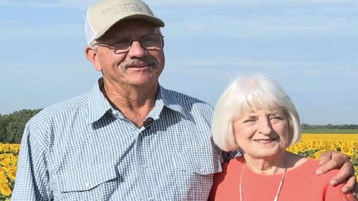 शादी की 50वीं सालगिरह पर किसान ने पत्नी के दिया अनोखा सरप्राइज, महीनों तक की थी तैयारी