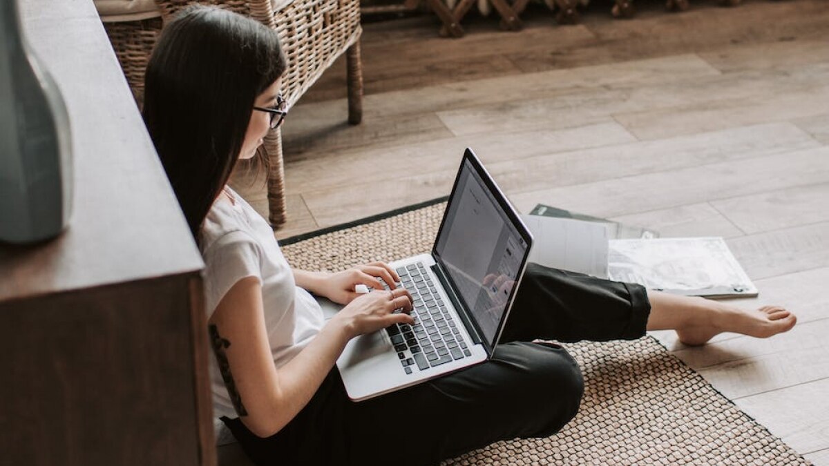 एक साथ कई नौकरियां कर रही थी महिला (प्रतीकात्मक तस्वीर- Pexels)