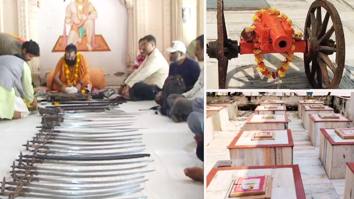 1857 की क्रांति में इस्तेमाल हथियारों की दशहरे पर पूजा. (फोटो:aajtak)