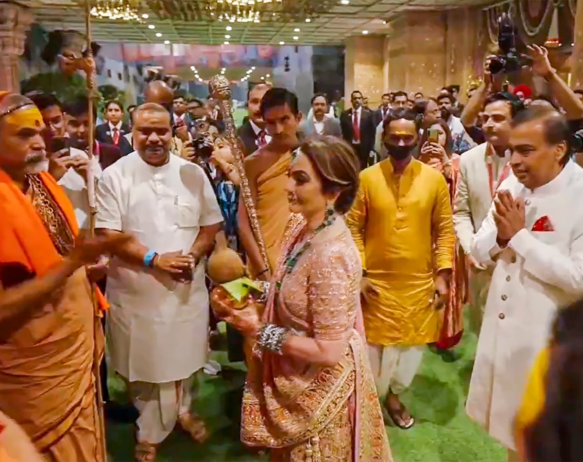 शादी के बाद शुभ आशीर्वाद में पहुंची दिग्गज हस्तियां