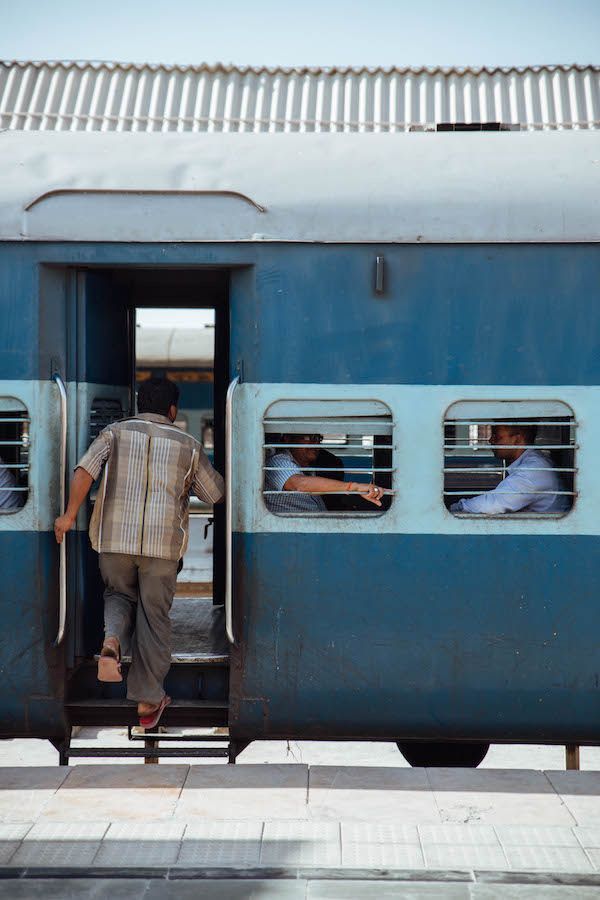 त्योहार के मौके पर नहीं हो पाता कंफर्म टिकट