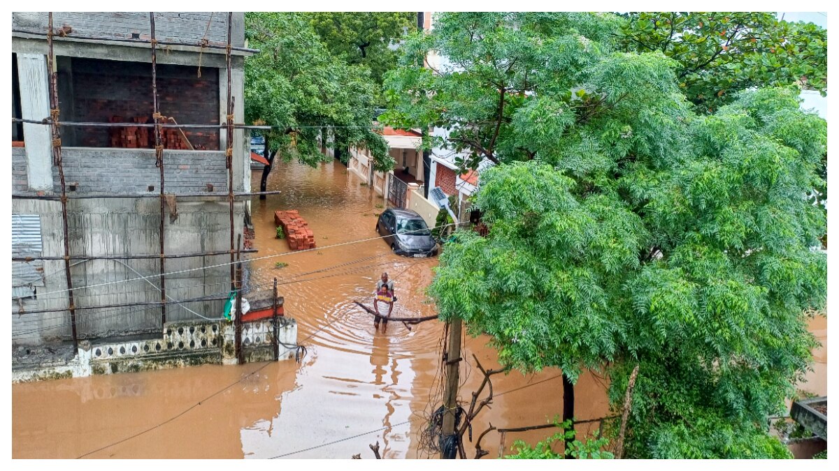  जलभराव इतना बढ़ गया कि लोगों के लिए घर से बाहर निकलना मुश्किल 