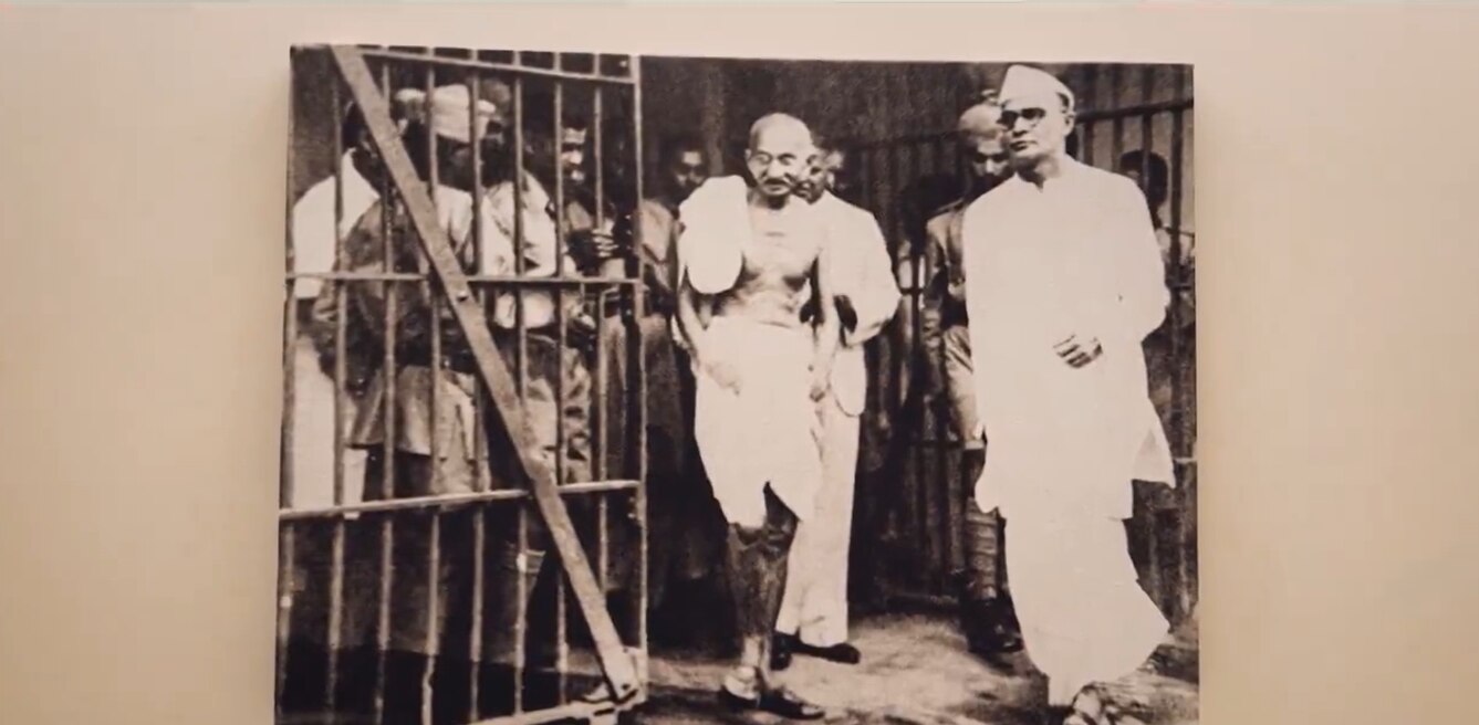 दीवारों पर कांग्रेस के इतिहास की टाइमलाइन 