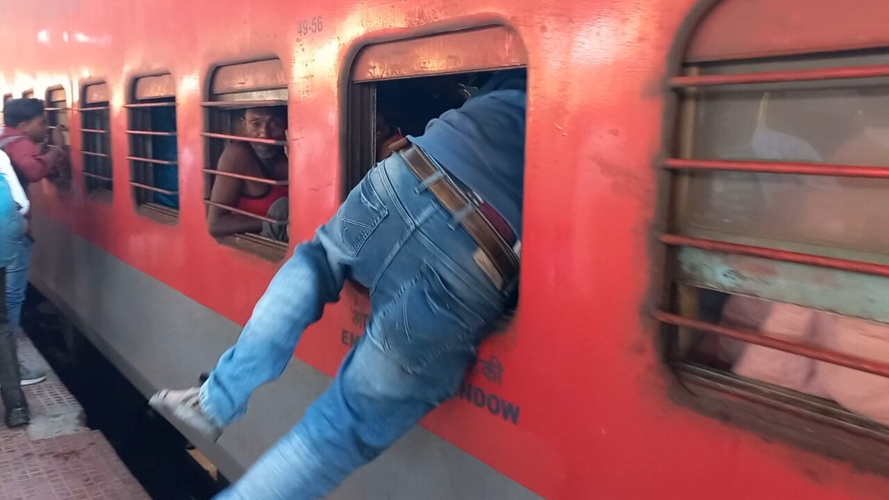 ट्रेन में चढ़ने की होड़