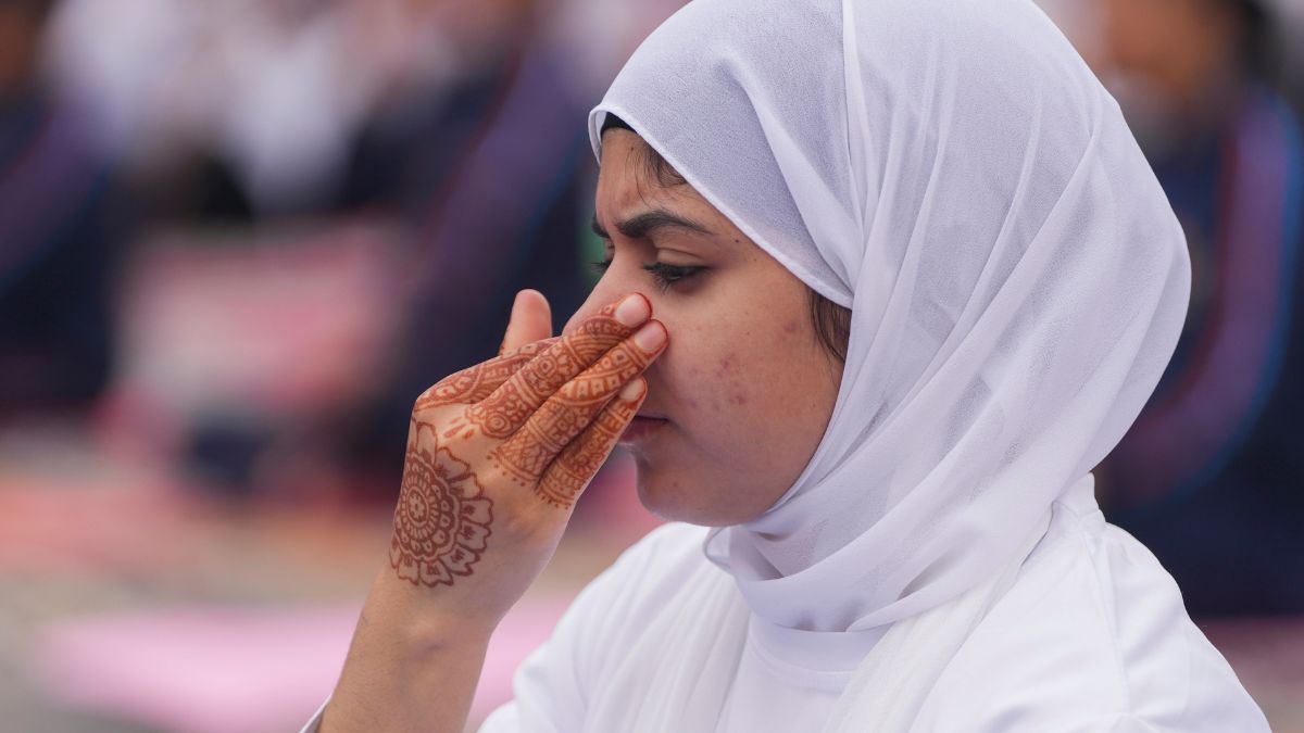 विशाखापट्टनम से विश्व तक योग का संदेश, पीएम मोदी की योगा फोटोज वायरल