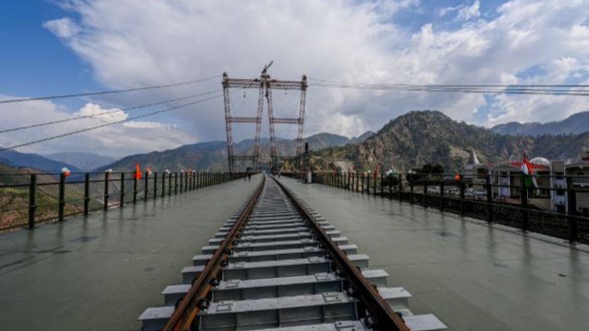  निर्माण में 30,000 टन स्टील और आधे फुटबॉल मैदान जितनी चौड़ी नींव का उपयोग 