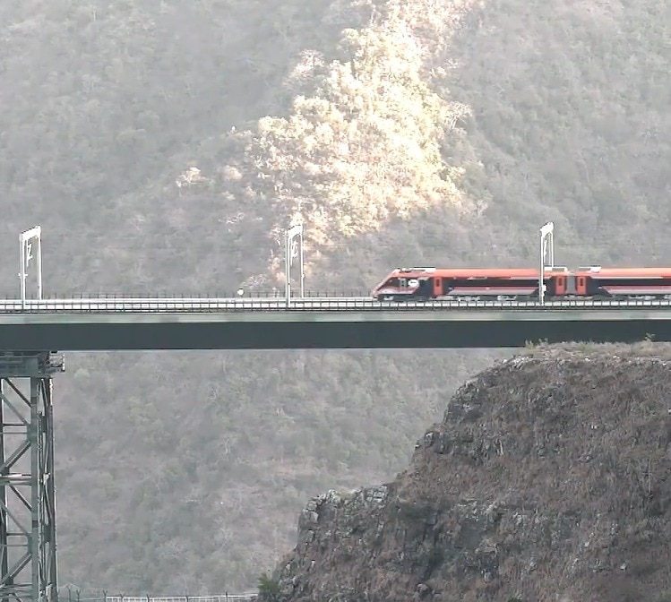 दोपहर करीब 12 बजे वंदे भारत ट्रेनों को हरी झंडी दिखाएंगे