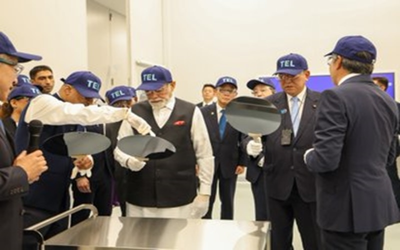PM Modi in semiconductor factory 