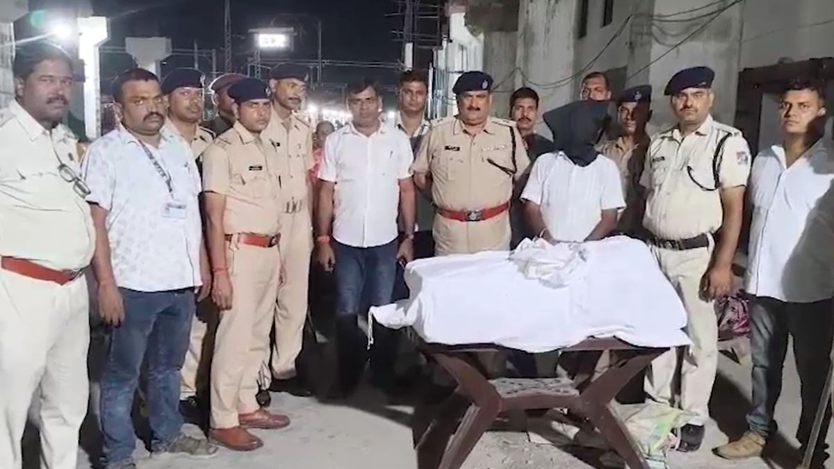 ट्रेन के कोच में टीम ने मारा छापा. (Photo: Screengrab)