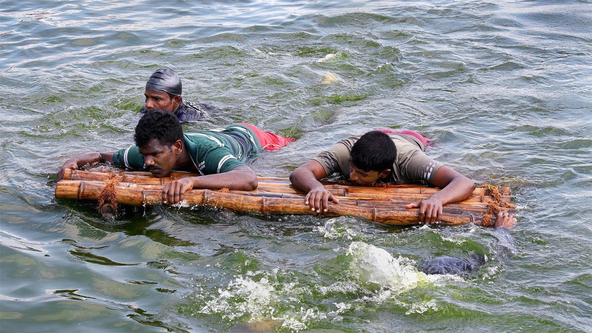 Weather Live Updates (तस्वीर- चेन्नई में बाढ़ में फंसे लोगों को निकाला)