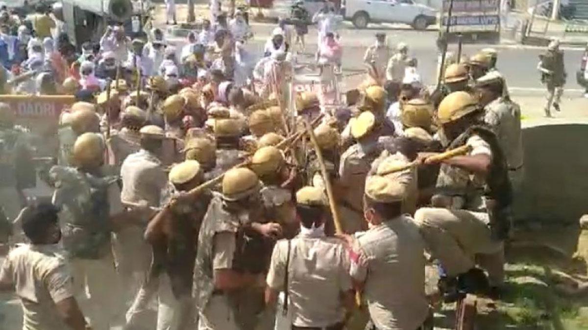 बर्खास्त शिक्षकों पर लाठीचार्ज