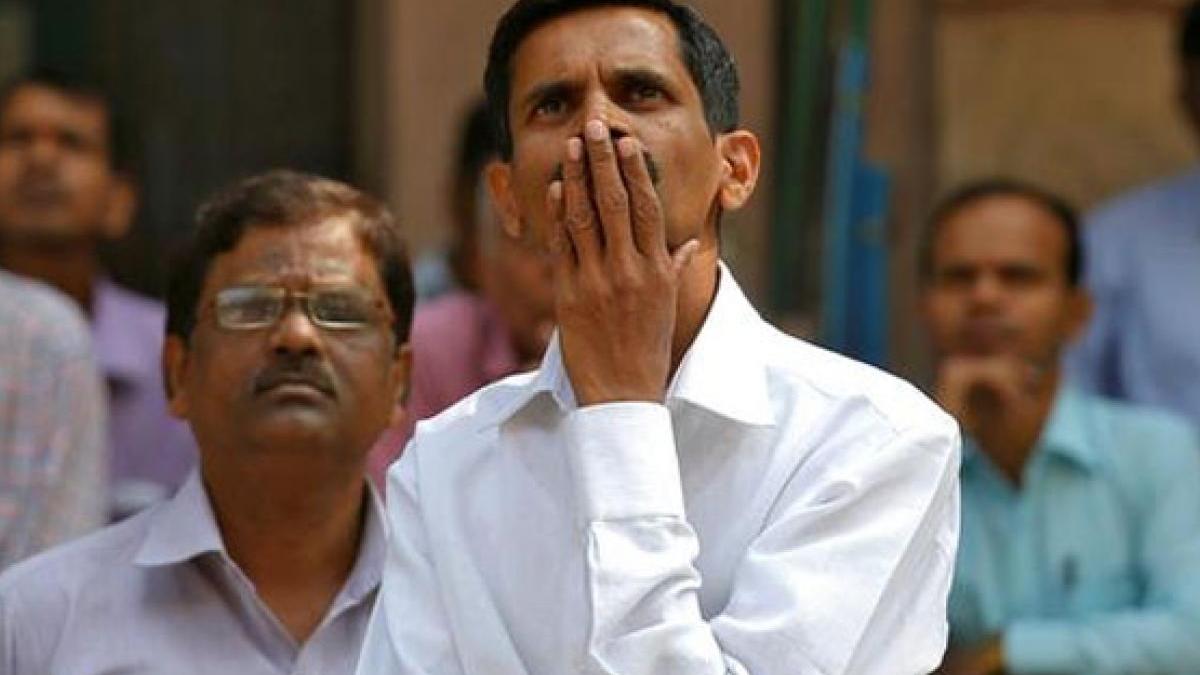 शेयर बाजार लाल न‍िशान पर