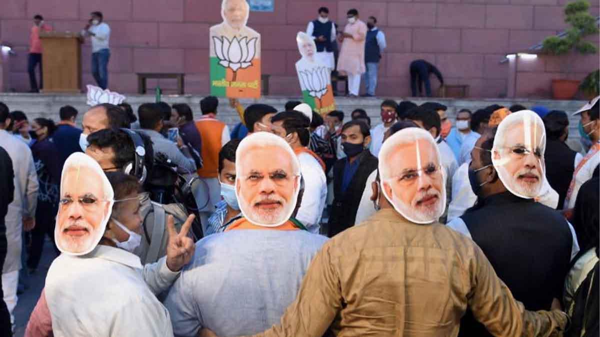 बिहार चुनाव में जीत पर बीजेपी दफ्तर में जश्न