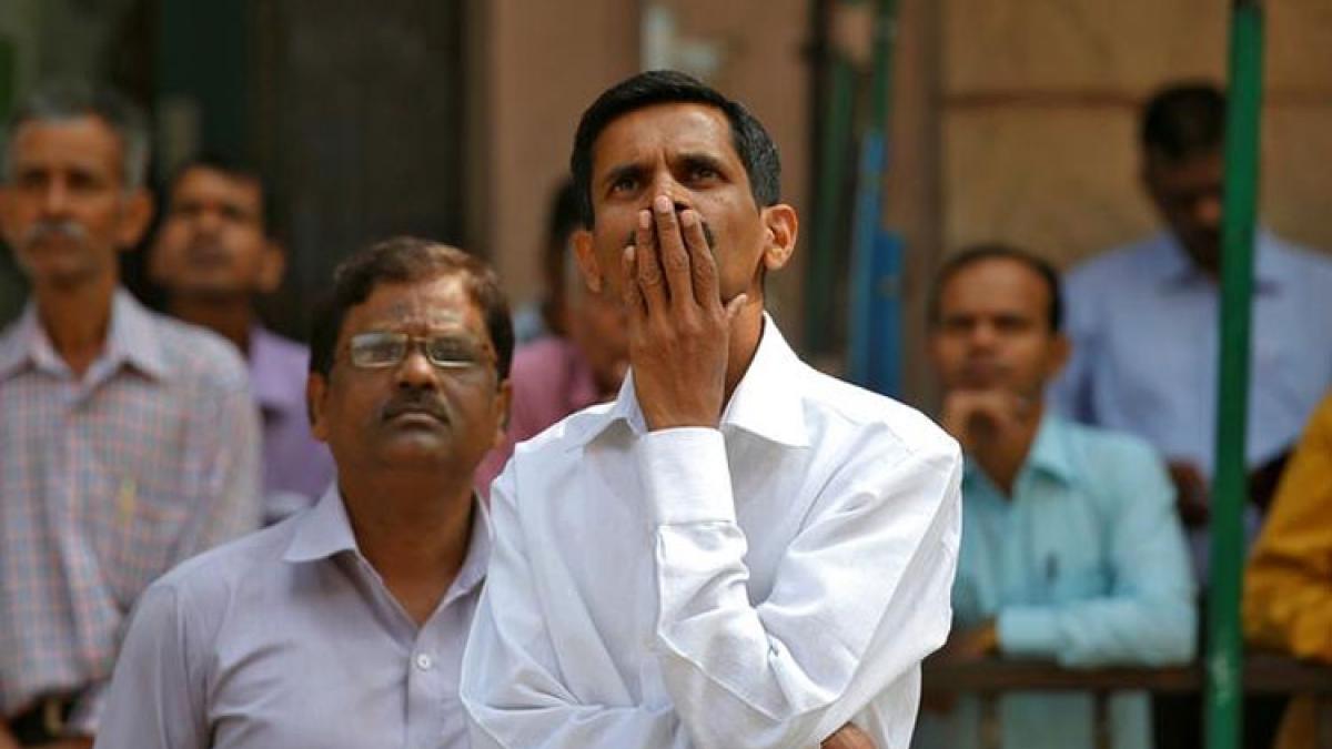 शेयर बाजार में गिरावट जारी 