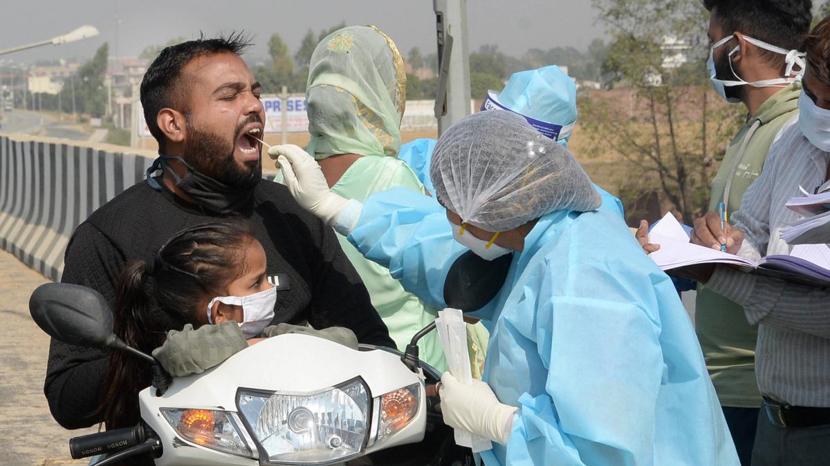नोएडा बॉर्डर पर रैंडम टेस्ट किया जाएगा (फाइल फोटो-PTI)