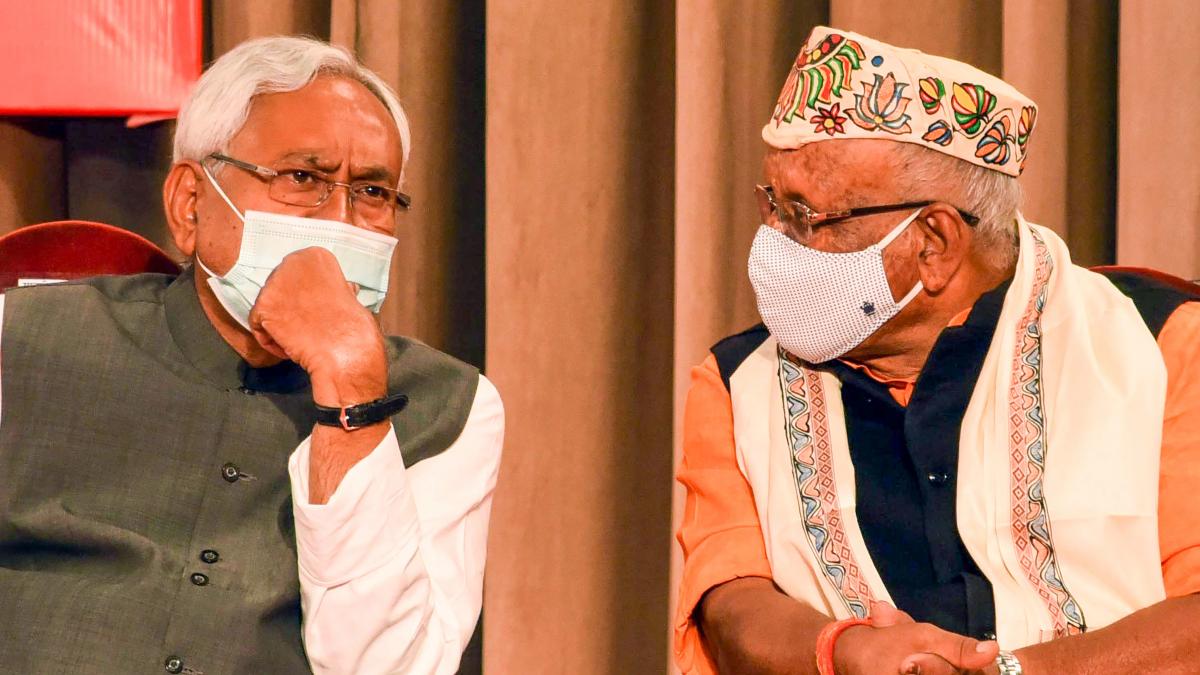 डिप्टी सीएम तारकिशोर के साथ सीएम नीतीश कुमार (फोटो-PTI)