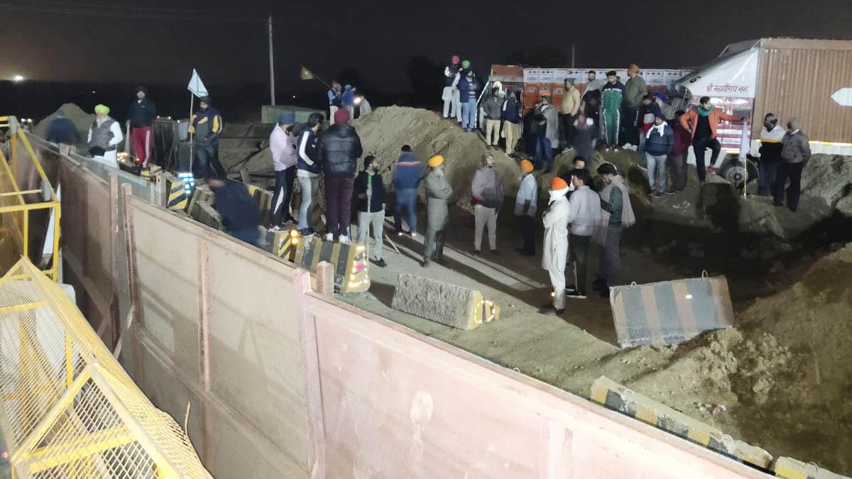 दिल्ली जाने को अड़े हुए हैं किसान, पुलिस ने खोद दी सड़क