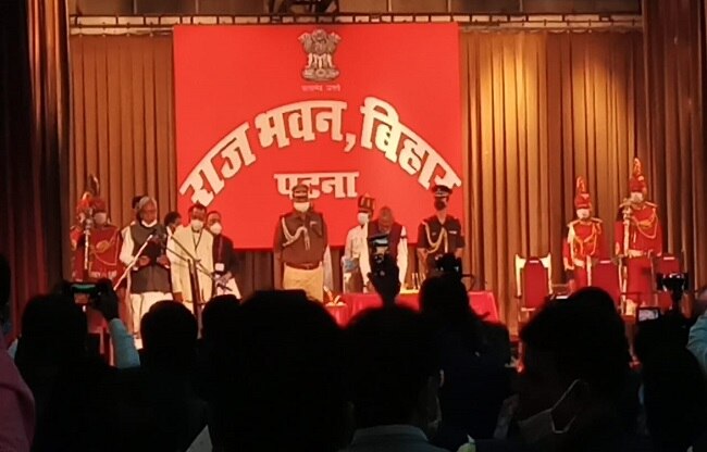 Live: आज सातवीं बार CM पद की शपथ लेंगे नीतीश, डिप्टी CM पर सस्पेंस कायम -  nitish kumar oath ceremony bihar nda government swearing in live updates -  AajTak