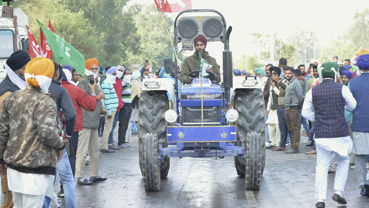 बिना ट्रैक्टर दिल्ली में प्रवेश करने की मिली इजाजत (फोटो -PTI)