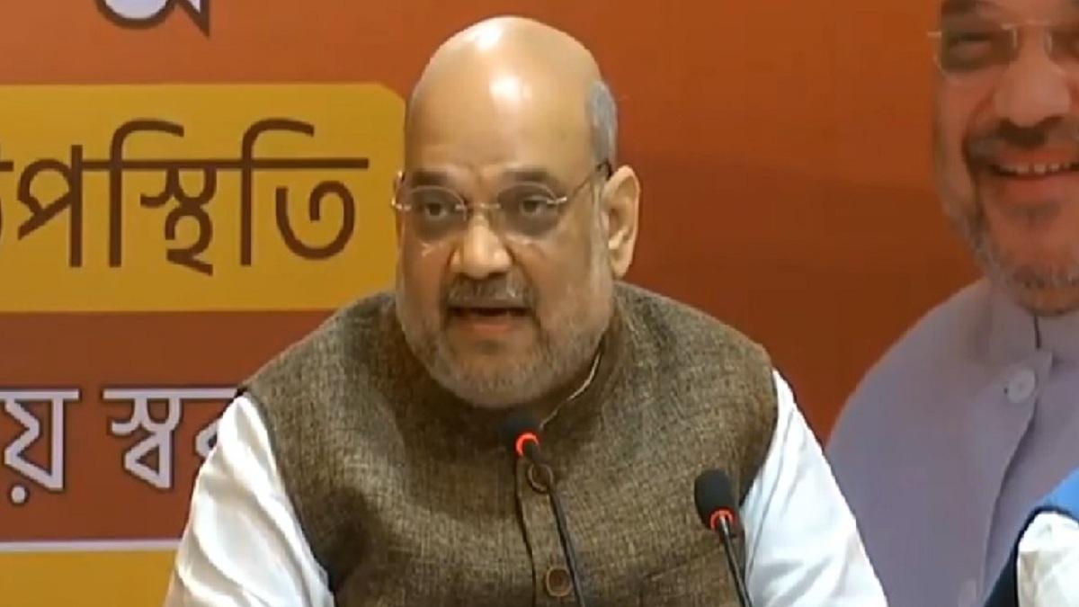पश्चिम बंगाल में प्रेस कॉन्फ्रेंस के दौरान अमित शाह.