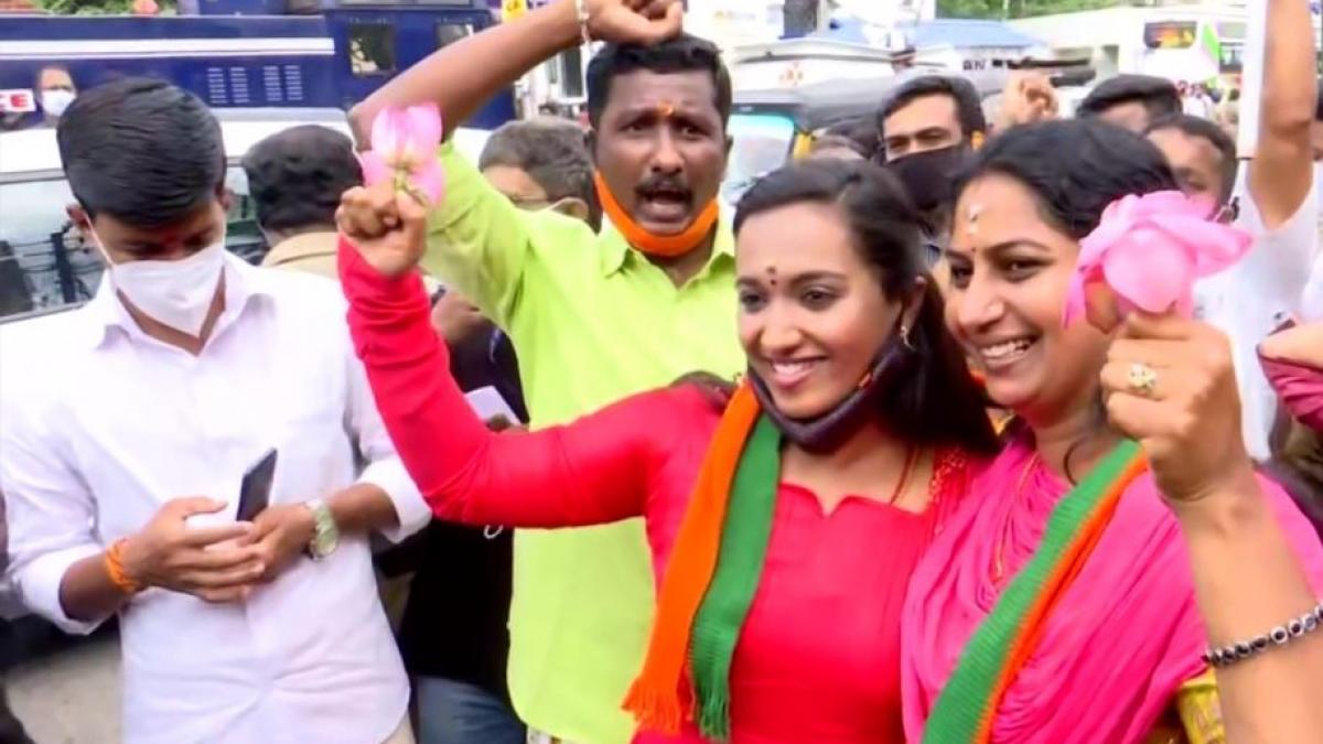 तिरुवनंतपुरम में जश्न मनाते बीजेपी कार्यकर्ता (फोटो- एएनआई)