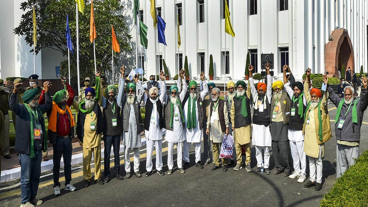 विज्ञान भवन के बाहर किसान नेता (फोटो- PTI)