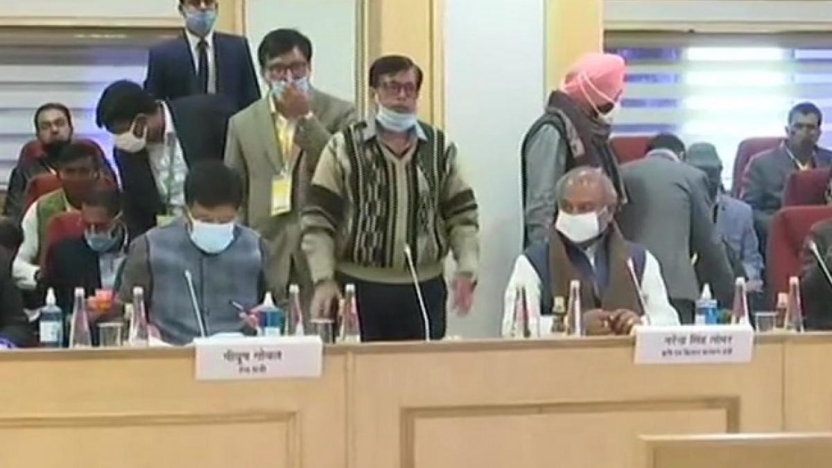 किसान-सरकार के बीच बातचीत जारी है