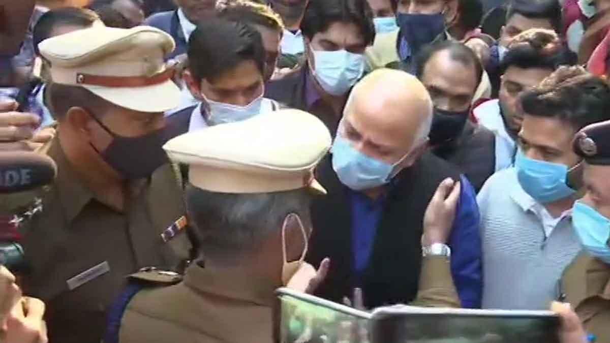 सीएम केजरीवाल से मिलने पहुंचे डिप्टी सीएम मनीष सिसोदिया (फोटो-ANI)