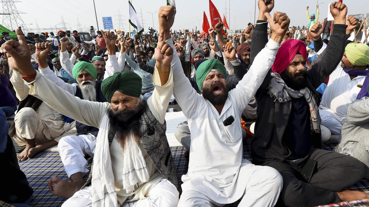 कृषि कानून के खिलाफ किसानों का दंगल जारी (PTI)