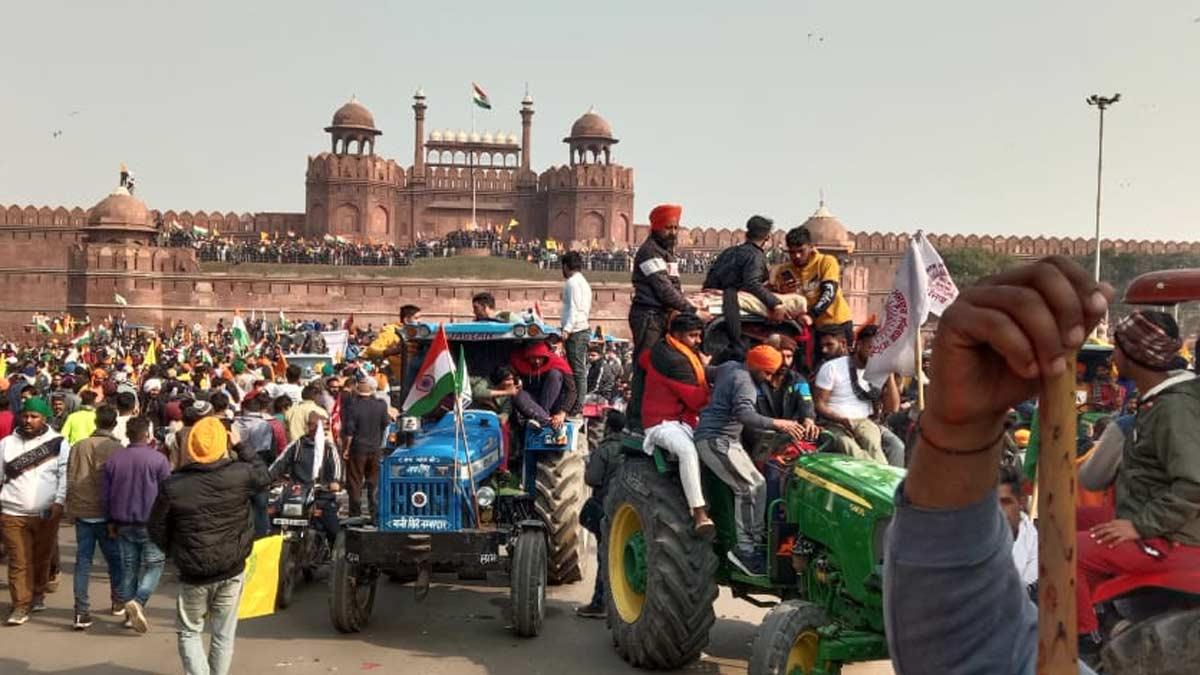 लाल किले पर बड़ी संख्या में जुटे किसान (फोटो-हितेश) 