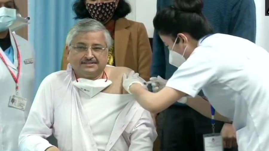 AIIMS डायरेक्टर रणदीप गुलेरिया को भी लगाया गया कोरोना वैक्सीन (फोटो- एएनआई)