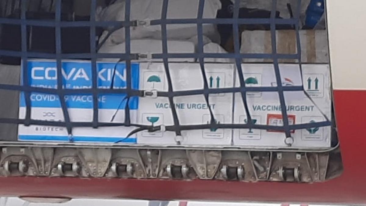 कोवैक्सीन की पहली खेप दिल्ली पहुंच गई है (फोटो-Poulomi Saha)