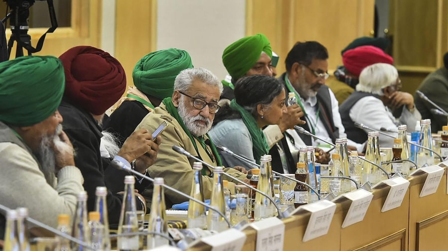 किसानों-सरकार में आज आठवें दौर की बातचीत, बचे दो मुद्दों पर होगी चर्चा - Farmer protest on farm law talks with modi government delhi ncr Punjab live updates - AajTak