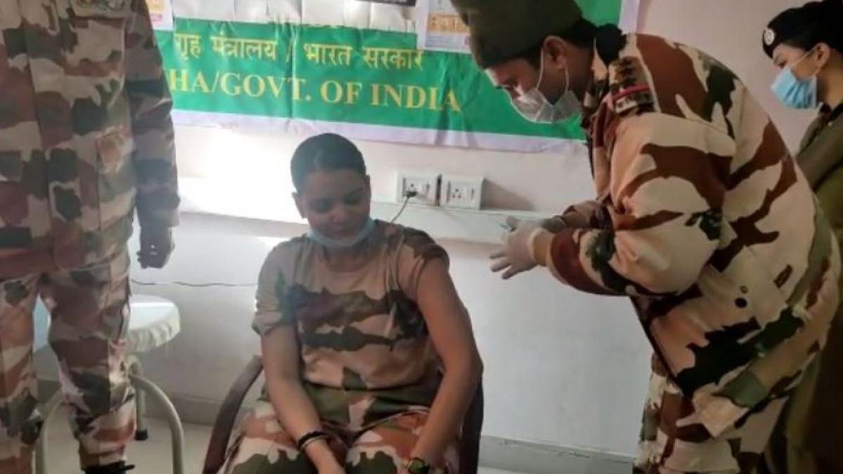 लेह-लद्दाख में जवानों को वैक्सीन लगाई गई (फोटो-एएनआई)
