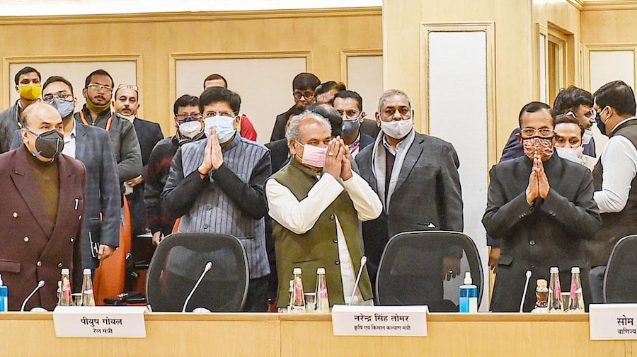 कृषि कानूनों पर सरकार और किसानों के बीच वार्ता (फोटो- PTI) कृषि कानूनों पर सरकार और किसानों के बीच वार्ता (फोटो- PTI)