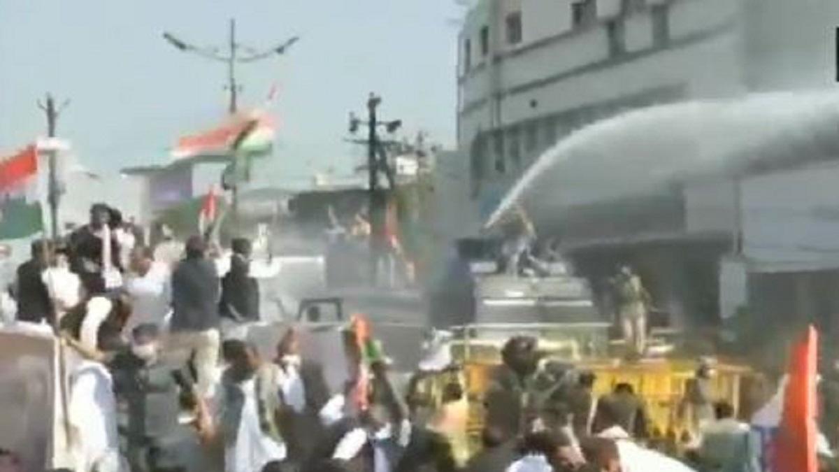 कांग्रेस कार्यकर्ताओं पर लाठीचार्ज