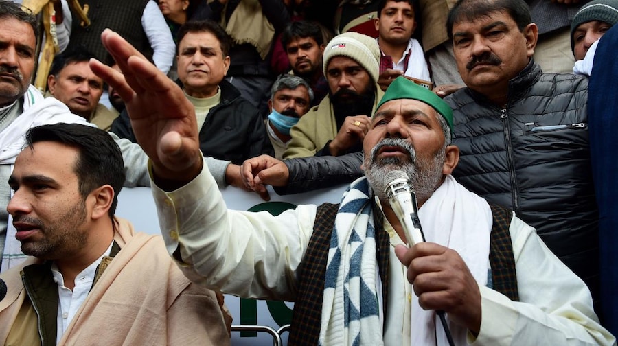 टिकैत अड़े, गाजीपुर बॉर्डर पर सख्त एक्शन के मूड में नहीं सरकार - farmers protest delhi violence ghazipur border rakesh tikait farm laws - AajTak