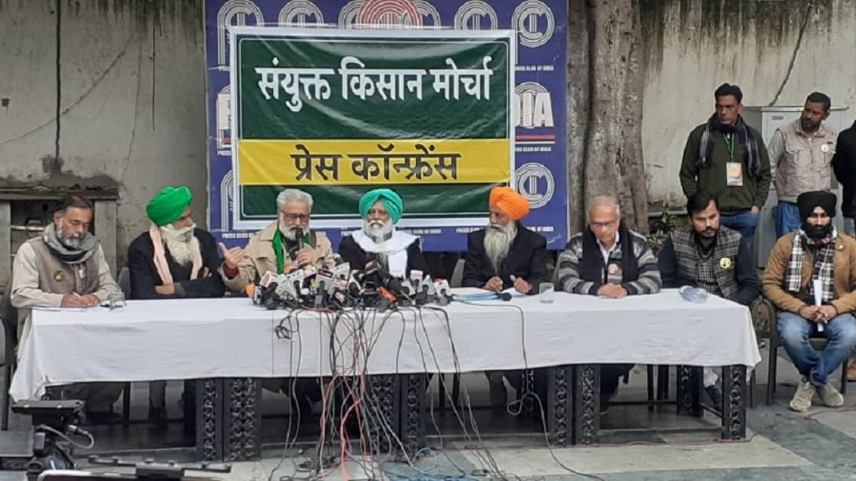 पत्रकारों से बात करते संयुक्त किसान मोर्चा के नेता